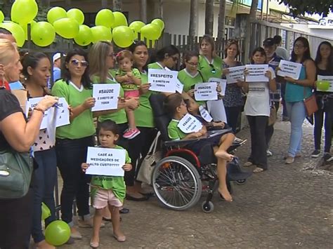 G1 Pais protestam contra atraso na entrega de remédios de alto custo