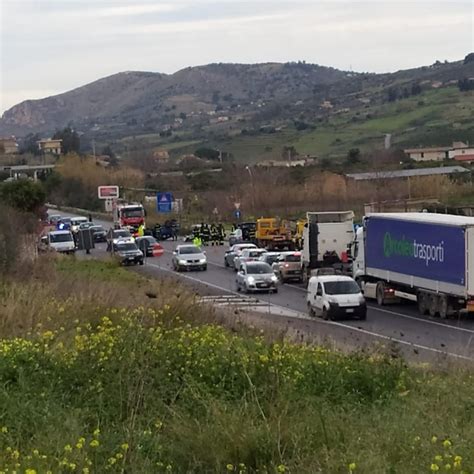 Misilmeri Scontro Fra Due Auto Sulla Palermo Agrigento Ferite Due