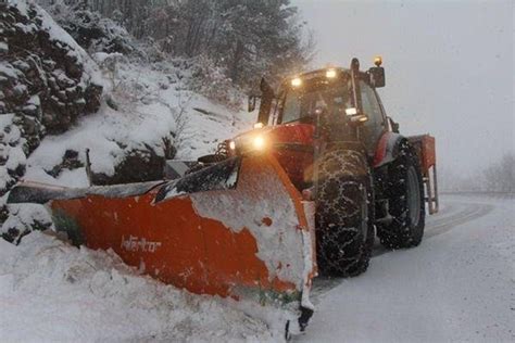 Contro Neve E Gelo Anche I Trattori Mobilitati Come Spazzaneve