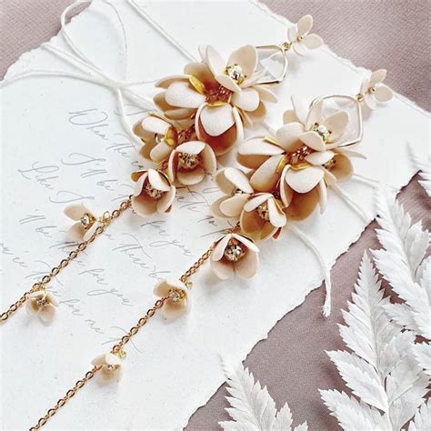 Taupe Kolczyki W Kolorze Nude Dla Druhny Lub Matki Panny M Odej D Ugie Kwiatowe Kolczyki Ze