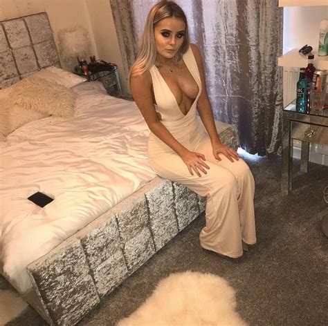 Nice Cleavage Shot Porn Pic