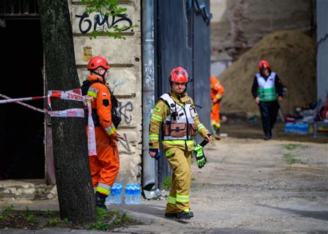 Zawali A Si Kamienica Przy Kowej Pod Gruzami Zgin Letni