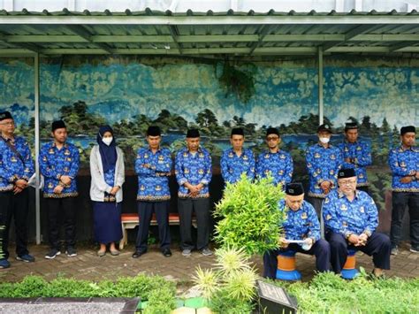 Hut Korpri Um Ke Ziarah Makam Leluhur Dan Senior Universitas Negeri