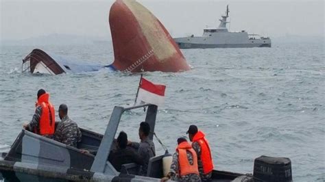 foto kapal penumpang ravelia  tenggelam  selat bali