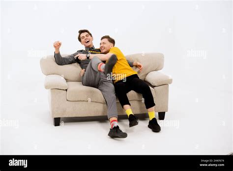 Amis Amusants Sur Le Canap Blanc Deux Gars Sur Le Canap Rient Couple Gay Amoureux Deux Jeunes