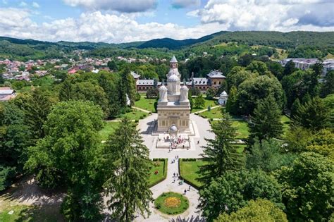 Vista aérea de drones del monasterio de curtea de arges en rumania