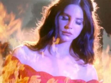 Lana Del Rey «on fire» em novo videoclipe | TVI24