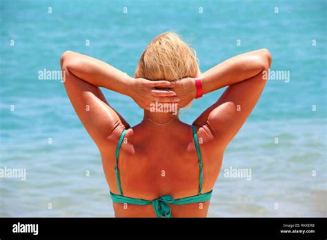 Mädchen bikini zum sonnenbaden Fotos und Bildmaterial in hoher