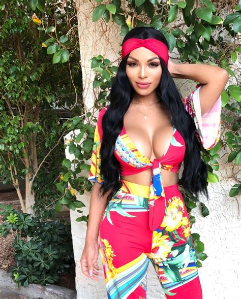 9 Hot Sexy Emmeline Glam Bikini Pics