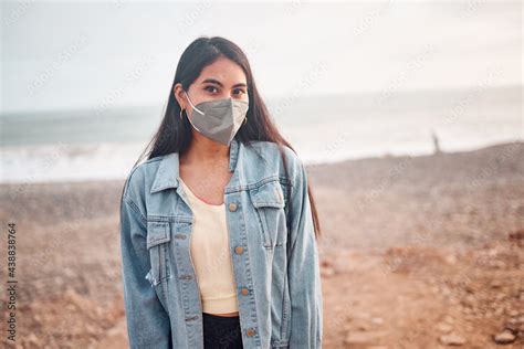 Mujer Joven Latina Posa Caminando En La Arena Durante Un Bello Atardecer Joven Feliz Con