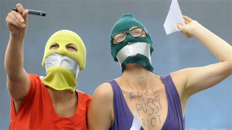 Două membre Pussy Riot au fugit din Rusia