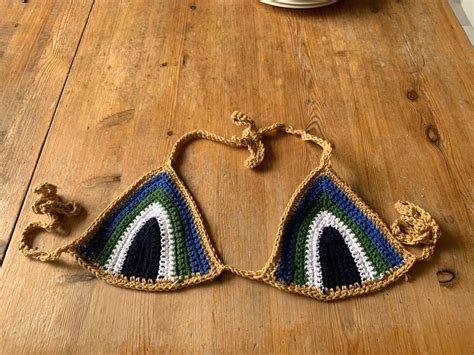 Se produkter som liknar Virkad bikini top på Tradera