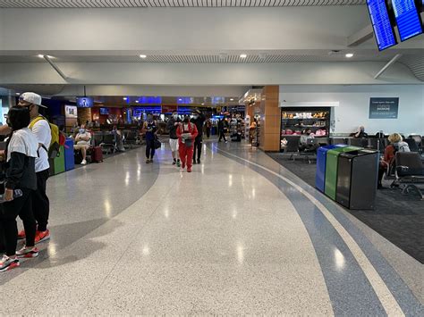 File:Terminal 1 at Oakland International Airport in California.jpg