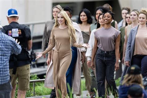 Sobrinha De Julia Roberts Concentra Holofotes Vestido Nude Em Bastidor De Filmagem