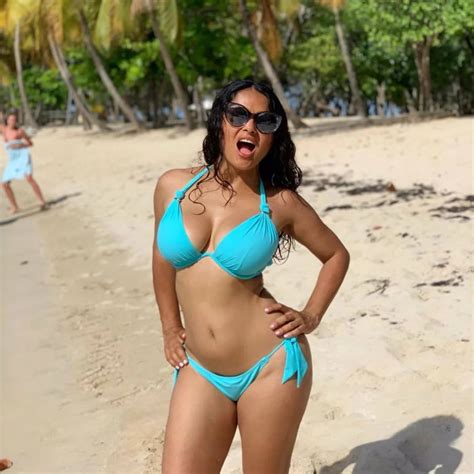 Salma Hayek Y Sus Fotos Del Recuerdo As Se Ve A En Bikini Hace M S De A Os Infobae