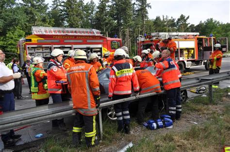 Schwerer Verkehrsunfall Auf Der Bab Bei Bruchsal Hp Feuerwehr Bruchsal