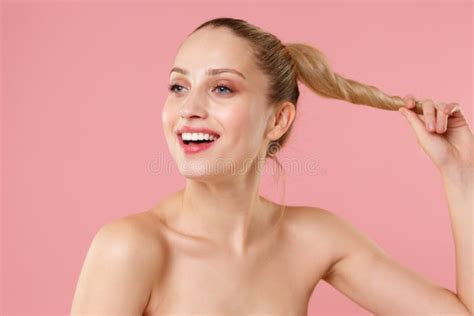 La Fin Vers Le Haut De La Moitié De La Femme Blonde Vingtaine De Nudité Parfaite De Peau Nue