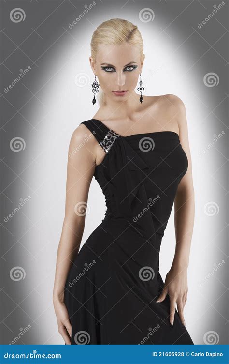 Het Blonde Meisje In Zwarte Kleding Met Sexy Stelt Stock Foto Image Of Volwassen Charme