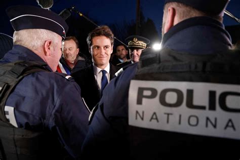 Mais Jovem E Abertamente Gay Novo Premier Da Fran A Foi Tirado Do Arm Rio Em Livro De Ex