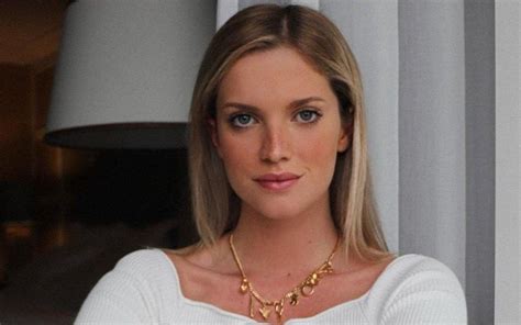 Júlia Palha mostra se na cama de lingerie vermelha e fãs não poupam elogios