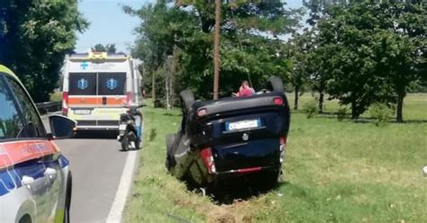 Auto Esce Di Strada E Si Ribalta A Montechiarugolo Ferito Un Enne