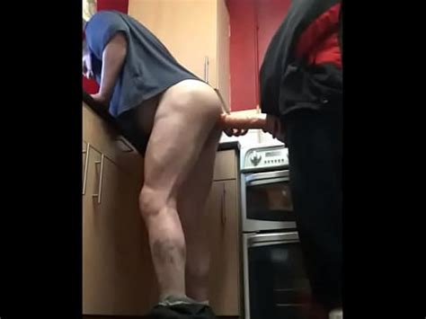 Un hombre gay bisexual te dejaría caminar detrás de él bajarle los pantalones y follarle el