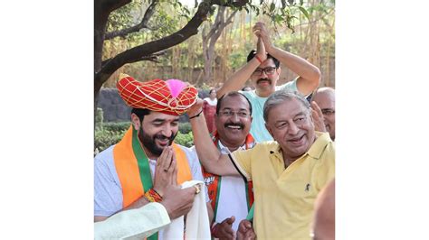 Pune Mohol Campaigns In P L Deshpande Park With Senior Citizens