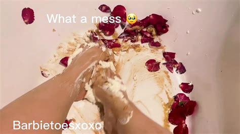 Déjame pisotear tu polla latina trabajando con el pie con un final desordenado xHamster