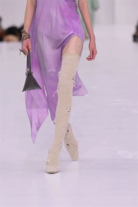 Mặc gợi cảm trên tàu điện hot girl ngủ gật gây tranh cãi người khen