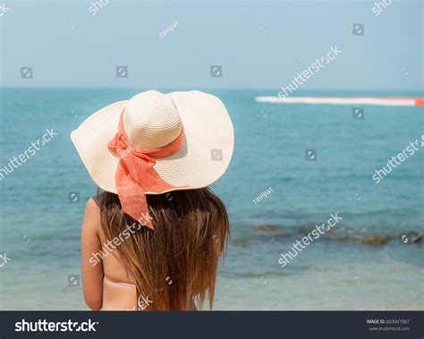 Happy Sexy Woman Bikini Enjoying Beach Foto Stok 603047987 Shutterstock