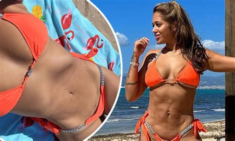 Hot Sexy Eleanor Fulton Bikini Pics