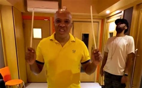 Cantor do Molejo diz gostar que namorada faça sexo anal nele