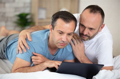 Casal Gay Expressando Seu Amor Entre Si Foto De Stock Imagem De Tristeza Laptop