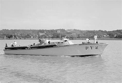 File:PT-9 torpedo boat Washington DC 1940.jpg - Wikipedia