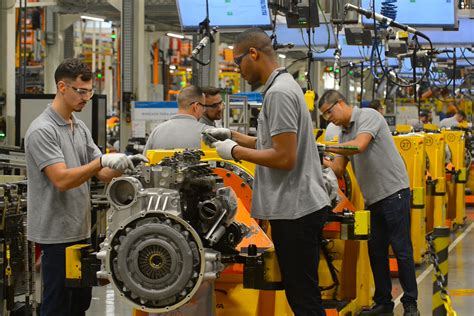 Mercedes-Benz do Brasil ganha eficiência na linha de produção de