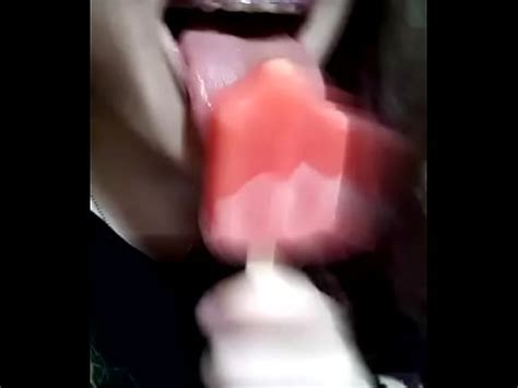 Putita Chupando Un Helado XVIDEOS