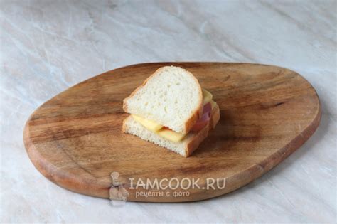 Бутерброды в кляре на сковороде (с колбасой и сыром) — рецепт с фото ...