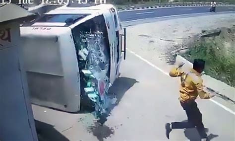 Horrifying Moment Suv Hits A Bus