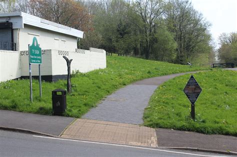 Path From Manor Road To Canal Slipway M J Roscoe Cc By Sa 2 0