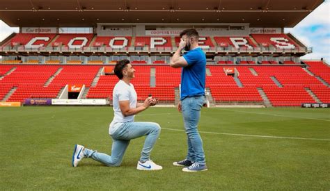 Football le premier joueur pro ouvertement gay annonce ses fiançailles