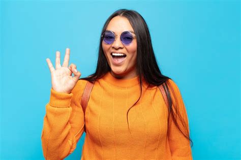 Mujer Latina Joven Que Se Siente Exitosa Y Satisfecha Sonriendo Con La Boca Abierta Haciendo