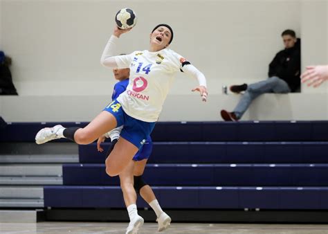 Mætt á völlinn eftir sex ára fjarveru vegna höfuðhöggs Handbolti is