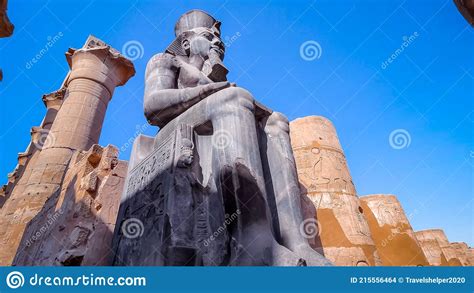 Enorme Estatua De Ramesses Ii En Luxor Foto De Archivo Imagen De