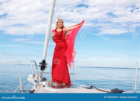 Jeune Femme Sur Le Yacht Image Stock Image Du Beau Beauté 19266649