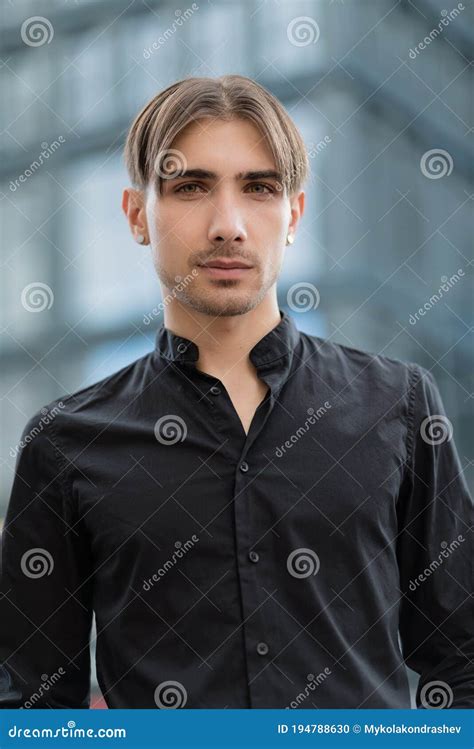 Retrato De Un Hombre Gay Miembro De La Comunidad Lgbtq Foto De Archivo Imagen De Inconformista