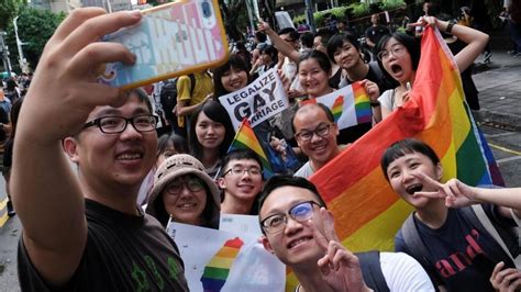 Milhares de pessoas comemoram legalização do casamento gay em Taiwan