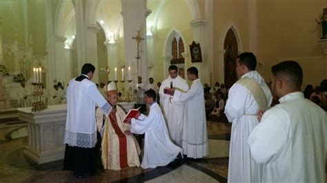 Igreja Cat Lica De Rajada Celebra O Da Ordena O Sacerdotal Do