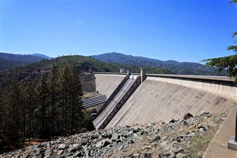 shasta dam lake level