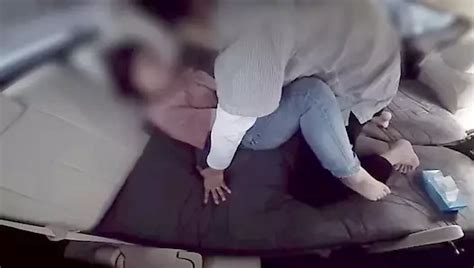 Kommt Mit Ihrem Ehemann Ins Fitnessstudio Schleicht Sich Aus Und Hat Auto Sex Mit Einer