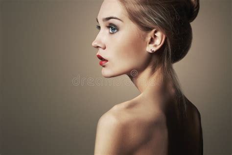 Belle Fille Blonde Portrait En Gros Plan De Monochrome De Mode Photo Stock Image Du Dame